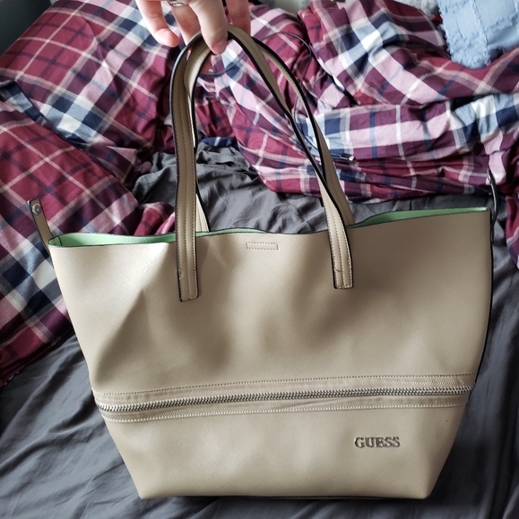 Guess tote - Picture 3 of 3